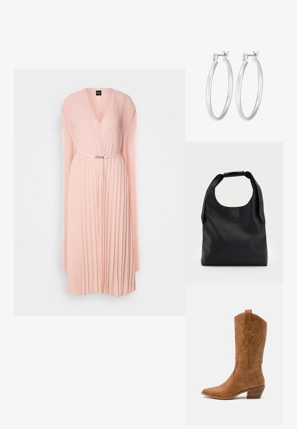 Nabrana obleka iz mehkega roza blaga z globokim V-izrezom. Ima dolge rokave in zategnjen pas s podrobnostjo iz srebrne barve.; Rjavi usnjeni kauboj čevlji s koničastim nosom, vezenimi vijugastimi vzorci na zgornjem delu in zloženim kvadratnim peto. Imajo zanko za enostavno obuvanje.; Črna usnjena torbica z veliko odprto zgornjo stranjo in enim ramenskim trakom. Mehka tekstura, minimalističen dizajn, vsebuje subtilne kovinske poudarke.; Srebrni obroči za ušesa z gladko, polirano površino. Okrogla oblika in varna zaponka s klikom. Lahka zasnova, primerna za vsakodnevno nošenje.