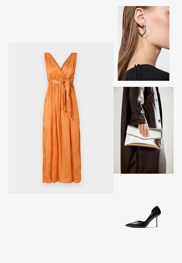 Abito lungo in crepe arancione vibrante, caratterizzato da una scollatura a V profonda, corpo raccolto e vita annodata per una forma definita e una silhouette fluida.; Stivale in pelle nera con tacco a spillo e punta affilata, dotato di aperture laterali. La texture liscia e il tacco alto e snodato creano un silhouette elegante.; Clutch metallico argento con un design a busta angolare, texture liscia e colore interno a contrasto, tenuto in mano da una persona che indossa un cappotto nero.; Orecchino a cerchio in argento con finitura lucida, caratterizzato da piccoli dettagli in oro e una forma tondeggiante, indossato sul lobo.
