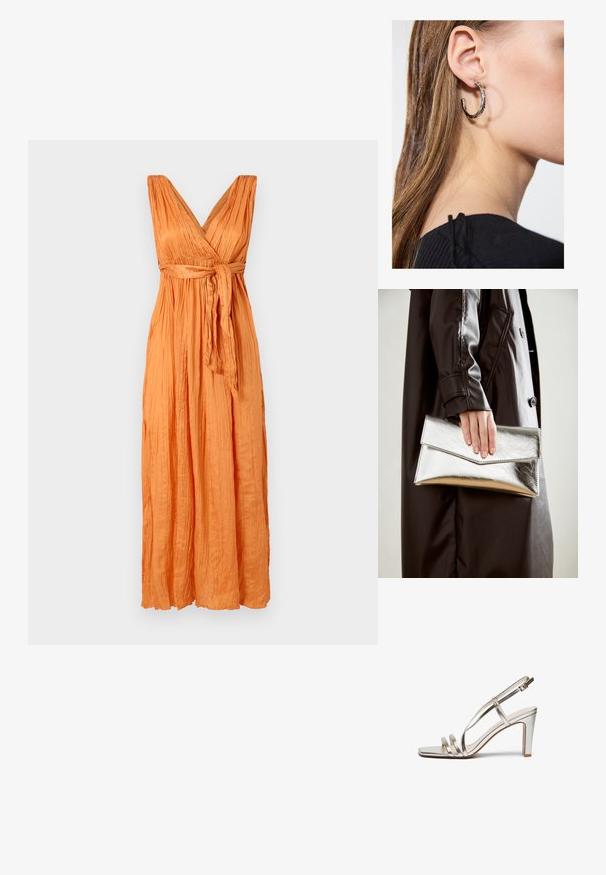 Maxi sukienka w intensywnym pomarańczowym crepe'owym materiale, z głębokim dekoltem w kształcie V, zgromadzonym stanikiem i wiązanym w pasie, co podkreśla sylwetkę i nadaje lekki kształt.; Srebrne metaliczne sandały na wysokim obcasie z odkrytymi palcami, z trzema cienkimi paskami na stopie i paskiem na kostkę z klamrą.; Srebrna metaliczna kopertówka o kształcie kątowym, gładka w dotyku, z kontrastowym kolorem wewnątrz, trzymana w ręce noszącej czarny płaszcz.; Srebrny kolczyk w kształcie koła z polerowanym wykończeniem, z małymi złotymi akcentami, noszony na płatku ucha.