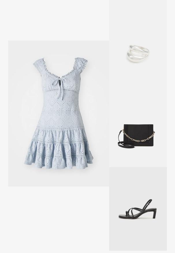 Gaiši zils mežģīņu kleita ar pieguļošu augšu, viļņainām piedurknēm, sasienamu kakla daļu un izplestu, kārtainu svārku ar ziedu rakstiem.; Melnas strappy sandales ar kvadrātveida purngaliem un zemu bloku papēdi. Ievērojamas ar vairākiem plāniem siksniņām un regulējamu potītes siksniņu. Izgatavotas no gludas ādas.; Melna ādas crossbody soma ar gludu faktūru, taisnstūrveida formu un metalizētu ķēdes detaļu priekšā. Iekļauta regulējama siksna.; Sudraba divu joslu gredzens ar gludu, pulētu virsmu. Iezīmējas ar plūstošu, izliekta dizaina struktūru ar pārklājošām sekcijām modernam izskatam.