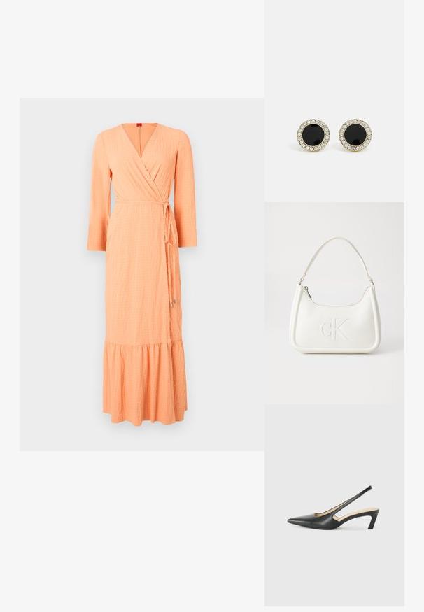Zavinovací šaty ve světle oranžové, texturované tkanině. Mají výstřih do V, dlouhé rukávy a vrstvený volánový lem, uvázané s odpovídajícím páskem.; Černý špičatý slingback s nízkým podpatkem, vyrobený z hladké kůže, s výřezem na boku pro lepší prodyšnost.; Bílá kožená kabelka s křivkovým tvarem, na přední straně s vyraženým logem "CK" a jediným ramenním popruhem. Zipový uzávěr na vrchu.; DKNY INLAY STUD - Náušnice - black/gold-coloured