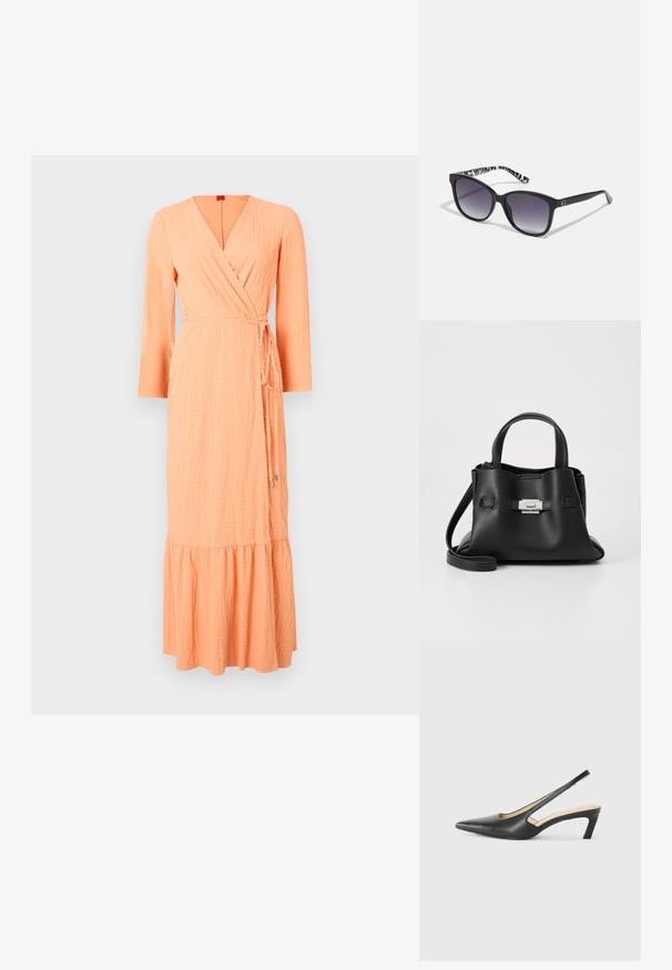 Zavinovací šaty ve světle oranžové, texturované tkanině. Mají výstřih do V, dlouhé rukávy a vrstvený volánový lem, uvázané s odpovídajícím páskem.; Černý špičatý slingback s nízkým podpatkem, vyrobený z hladké kůže, s výřezem na boku pro lepší prodyšnost.; Černé sluneční brýle s gradientními čočkami, čtvercového tvaru a texturovanými černobílými vzorovanými stranami. Obsahují stříbrné logo jako ozdobu.; Černá kožená kabelka s texturovaným povrchem, vybavená dvěma horními uchy, odnímatelným ramenním popruhem a stříbrným detailem s uzávěrem.