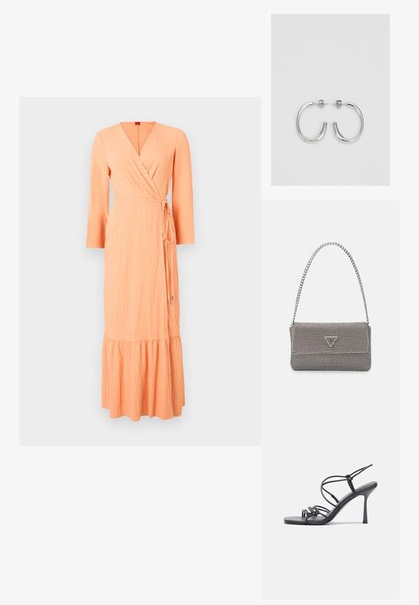 Rochie tip wrap, dintr-o stofă texturată de culoare portocalie deschisă. Prezintă un decolteu în formă de V, mâneci lungi și o margine cu volane în straturi, legată cu o curea asortată.; Sandale negre cu toc înalt au curele subțiri cu un design legat, un vârf pătrat neted și un toc stiletto elegant.; Geantă metalică gri deschis, cu un strap din lanț, decorată cu mici ținte circulare metalice și un logo de marcă triangular.; Cercei rotunzi din argint cu un finisaj neted și strălucitor. Design ușor, având o formă rotundă și închidere cu tijă.