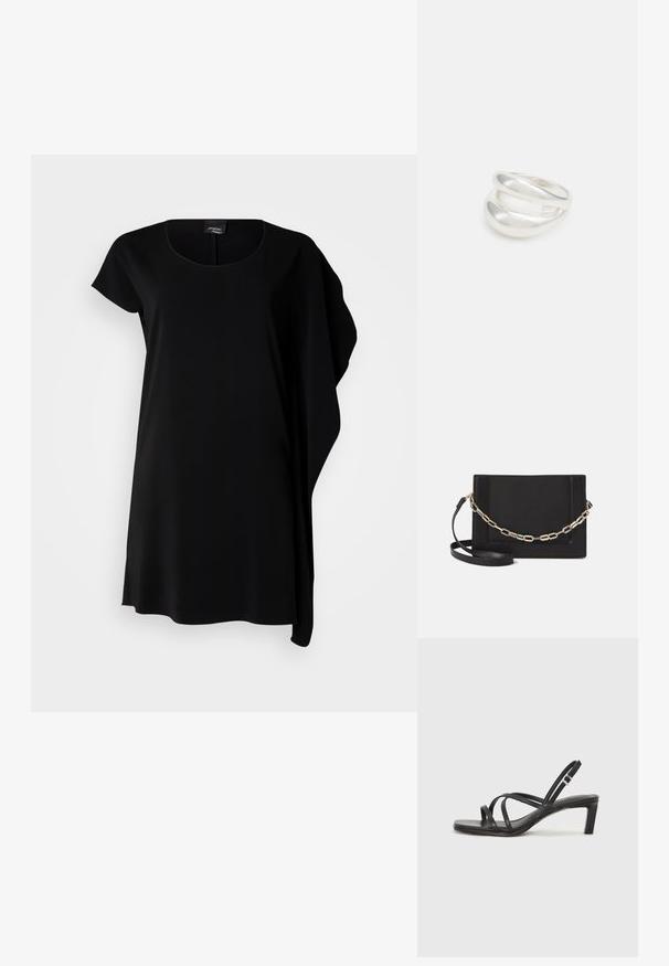 Schwarzes kurzärmliges Kleid, mit runder Ausschnitt, fließendem Design, weichem Stoff, asymmetrischem Saum und minimalistischem Stil.; Schwarze Sandale mit Riemchen, quadratischer Zehenform und niedrigem Blockabsatz. Verfügt über mehrere dünne Riemen und einen verstellbaren Knöchelriemen. Hergestellt aus glattem Leder.; Schwarze Leder-Crossbody-Tasche mit glatter Textur, rechteckiger Form und metallic-kettendetail auf der Vorderseite. Verstellbarer Gurt inklusive.; Silberner Doppelring mit einer glatten, polierten Oberfläche. Verfügt über ein fließendes, kurviges Design mit überlappenden Abschnitten für einen modernen Look.