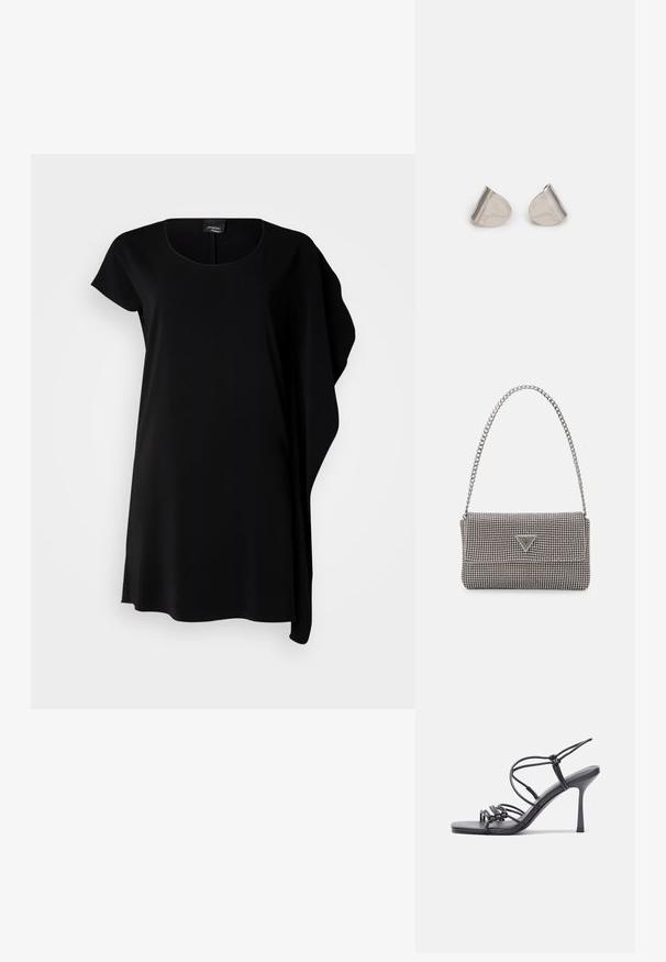 Rochie neagră cu mânecă scurtă, cu decolteu rotund, design fluid, material moale, hem asimetric și stil minimalist.; Sandale negre cu toc înalt au curele subțiri cu un design legat, un vârf pătrat neted și un toc stiletto elegant.; Geantă metalică gri deschis, cu un strap din lanț, decorată cu mici ținte circulare metalice și un logo de marcă triangular.; Cercei din metal argintiu cu o formă netedă, în formă de lacrimă și un finisaj lucios. Gravuri subtile adaugă detalii. Design minimalist.