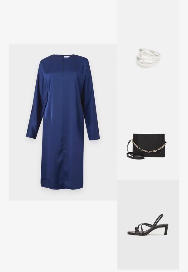 Mornarsko modra satenasta obleka z dolgimi rokavi, okroglo izreza in zadrgo na hrbtu. Ima ravno silhueto in subtilne stranske razpoke za lažje gibanje.; Črne natikače s trakovi in kvadratnim prstom ter nizkim blokastim peto. Imajo več tankih trakov in nastavljiv trak okoli gležnja. Narejene so iz gladkega usnja.; Črna usnjena torba čez ramo z gladko teksturo, pravokotno obliko in kovinskim verižnim detajlom spredaj. Vključena je nastavljiva naramnica.; Srebrn dvojni prstan z gladko, polirano površino. Ima tekoč, ukrivljen dizajn z prekrivajočimi se sekcijami za sodoben videz.