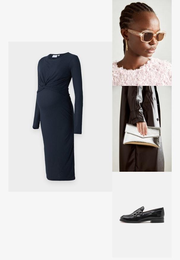 Ciemnoniebieska, prążkowana sukienka ciążowa z długimi rękawami, skręconym detalem w talii i długością do kolan. Miękka tekstura, dopasowany krój.; Czarne lakierowane loafery z podwójnymi srebrnymi zapięciami, lekko zaokrąglony czubek i niska, piętka złożona z warstw. Teksturowane przeszycia wzdłuż cholewki.; Beżowe, oversize'owe okulary przeciwsłoneczne z przezroczystą oprawą i brązowymi soczewkami, z delikatnymi akcentami kwiatowymi oraz odważnym, geometrycznym wzornictwem.; Srebrna metaliczna kopertówka o kształcie kątowym, gładka w dotyku, z kontrastowym kolorem wewnątrz, trzymana w ręce noszącej czarny płaszcz.