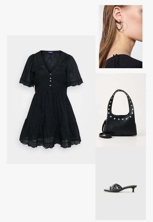Černé šaty z lehkého materiálu s přiléhavým korzetem, krátkými nafouknutými rukávy, výstřihem do V, detailními knoflíky a vyšívanými ozdobami na sukni.; Černé sandály na podpatku s více lesklými pásky a kovovými akcenty, se špičatou špičkou a skromným podpatkem. Hladký povrch.; Černá kožená kabelka s texturou, se stříbrnými hroty podél horního okraje a na držadlech, vybavená krátkým uchem a odnímatelným popruhem.; Stříbrný kruhový náušník s lesklým povrchem, zdobený malými zlatými akcenty, v kulatém tvaru, nošený na lalůčku.