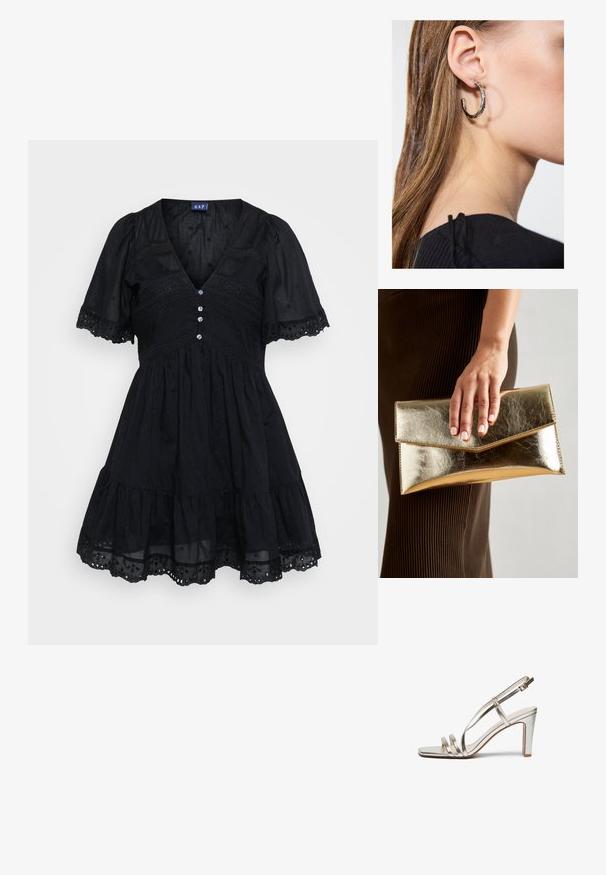 Črna obleka iz lahkega materiala z oblikovanim bodicem, kratkimi puff sleeve, V-izrezom, gumbi in vezenimi detajli na krilu.; Metalne srebrne sandale na visoki peto z odprtim prstom, ki imajo tri tanke naramnice čez nogo in naramnico okoli gležnja z zaponko.; Zlatna metalna torbica s glatko teksturo, ki ima trikotno zapiranje. Roka, ki jo drži, ima lepo urejene nohte.; Srebrna obročasta uhana s polirano površino, ki vključuje majhne zlate poudarke in okroglo obliko, nošena na ušesnem lobu.