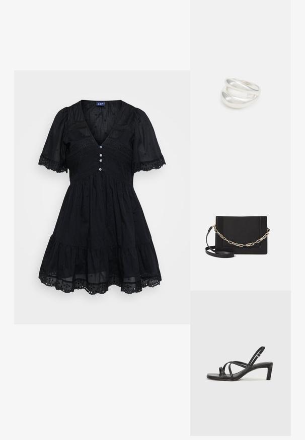 Czarna sukienka z lekkiego materiału, z dopasowanym gorsetem, krótkimi bufkami, dekoltem w literę V, detalami w postaci guzików i haftowanymi akcentami na spódnicy.; Czarne sandały na obcasie z prostokątnym noskiem i niskim słupkowym obcasem. Posiadają wiele cienkich pasków i regulowany pasek na kostkę. Wykonane z gładkiej skóry.; Czarna skórzana torebka typu crossbody z gładką teksturą, prostokątnym kształtem oraz metalowym detalem w postaci łańcuszka z przodu. W zestawie regulowany pasek.; Srebrna obrączka podwójna z gładką, polerowaną powierzchnią. Posiada płynny, zakrzywiony kształt z nakładającymi się sekcjami, co nadaje nowoczesny wygląd.