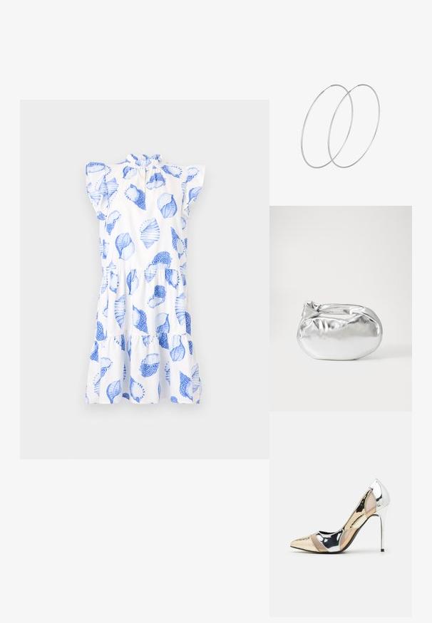 Bela obleka z modrimi listnatimi vzorci, nabrano izrezom in kratkimi rokavi. Ima plastežno krilo in sproščen kroj.; Čevlji z visoko peto in konico, v barvni kombinaciji srebrne, zlate in nude. Sijajna obdelava z izrezljanim dizajnom, z igličasto peto.; Srebrna kovinska torbica z mehko, zaobljeno obliko in zavezano zgornjo zaporo. Narejena iz gladkega umetnega usnja.; Srebrne uhane v obliki obroča z minimalističnim dizajnom. Krožna oblika, gladka tekstura in tanek profil. Lahki s poliranim zaključkom.