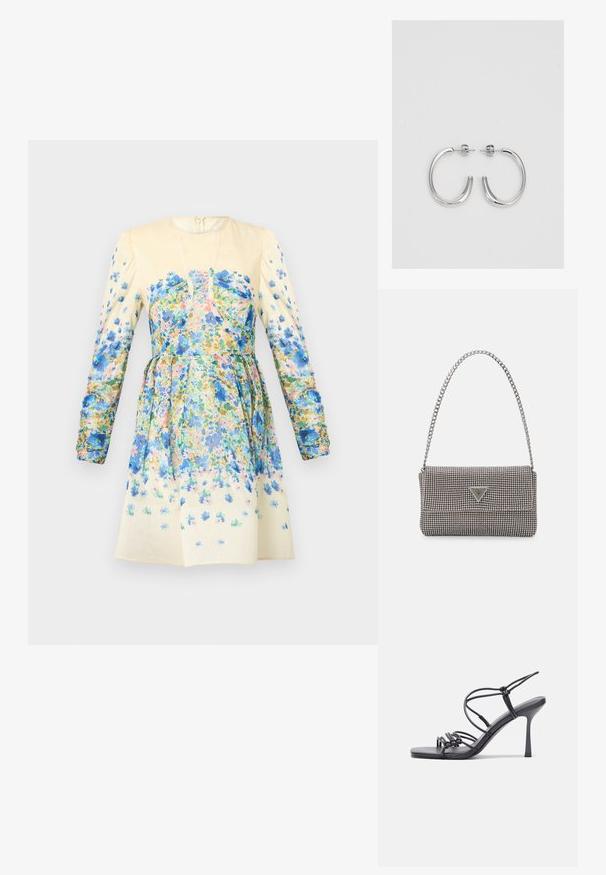 Cvečni kombinezon v bež barvi z dolgimi nabranimi rokavi, ki vsebuje večbarvne printe v modrih, roza in zelenih odtenkih. Oblačilo ima zategnjen pas in razširjen kroj krila.; Črne visoke sandale na peto imajo tanke naramnice z vozlom, gladek kvadratni toe in eleganten stiletto peto.; Svetlo siva kovinska torbica z verižnim ročajem, okrašena z majhnimi okroglimi kovinskimi bleščicami in trikotnim logotipom blagovne znamke.; Srebrne obročaste uhane z gladko, sijočo površino. Zaobljena oblika, lahka zasnova, z zapiranjem na zatič.