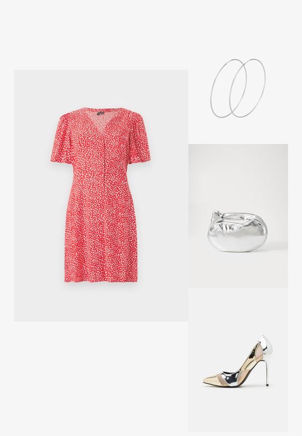 Röd klänning med V-ringning och korta puffärmar. Den har ett vitt prickigt mönster och knappdetaljer fram. Lättviktig tyg.; Spetsig tå högklackad sko med en färgpalett av silver, guld och nude. Glansig yta med utskärningsdesign, utrustad med en stilettklack.; Silverfärgad metallisk påse med en mjuk, rundad form och en knutstängning upptill. Tillverkad av ett mjukt material i konstläder.; Silverfärgade hoopörhängen med en minimalistisk design. Cirkulär form, slät yta och tunn profil. Lätta med en polerad finish.
