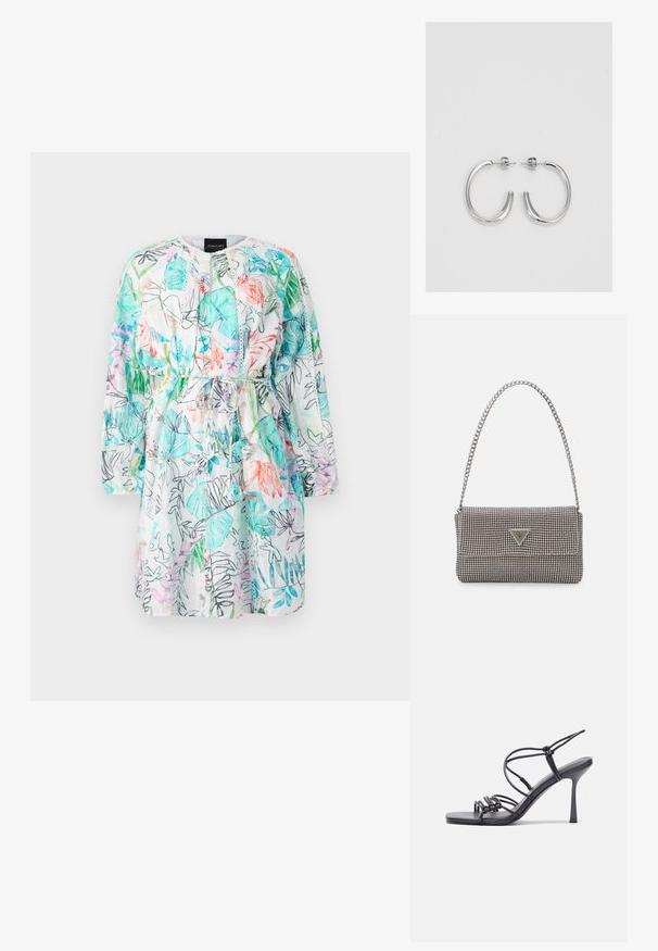 Kvetinové šaty s kombináciou zelených, ružových a modrých vzorov na bielom pozadí. Dlhé rukávy, pás na šnúrku, ľahký materiál.; Čierne sandále na vysokom podpätku majú tenké remienky s uzlovým dizajnom, hladký štvorcový špičku a elegantný stiletto podpätok.; Svetlošedá metalická kabelka s reťazovým popruhom, ozdobená malými kruhovými kovovými štítkami a trojuholníkovým logom značky.; Strieborné kruhové náušnice s hladkým a lesklým povrchom. Okrúhly tvar, ľahký dizajn, s uzáverom na kolík.