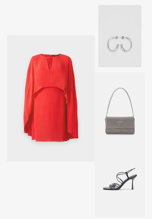 Raudona ilgomis rankovėmis suknelė su laisvu, apsiaustą primenančiu sluoksniu ant liemens ir mažu priekinio V formos iškirpimu, eksponuojama ant balto fono.; Juodos aukštakulnės sandalai pasižymi plonyčiais dirželiais su mazgo dizainu, lygiu kvadratiniu pirštu ir elegantišku stiletto kulnu.; Šviesiai pilka metalinė rankinė su grandinėlės dirželiu, papuošta mažais apvaliais metaliniais smeigėmis ir trikampiu prekės ženklu.; Sidabriniai lankelio formos auskarai su lygiu, blizgiu paviršiumi, išlenktos formos ir su užsegimu. Minimalistinio dizaino su moderniu apdaila.