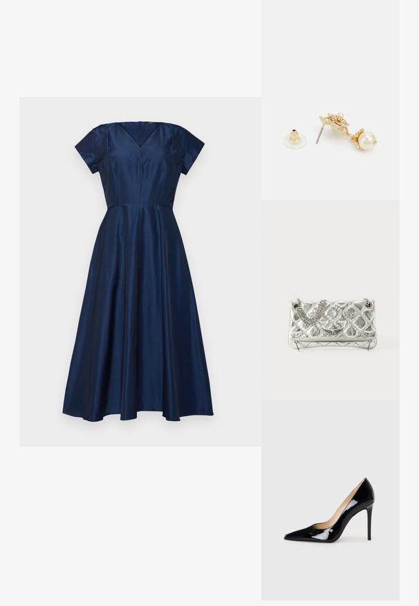 Robe bleu marine en satin avec un buste ajusté, décolleté en V et manches courtes, s'évasant en jupe évasée avec une longueur au genou.; Escarpin noir en cuir verni avec un design à bout pointu et une silhouette élégante. Présente une finition lisse et brillante ainsi qu'un talon aiguille fin.; Sac à main en métal argenté avec une poignée en chaîne, texture matelassée, couture décorative et fermeture éclair. Présente des accents embossés sur le devant.; Boucles d'oreilles en métal doré ornées d'un design décoratif avec un accent en perle, un clou en métal et un support en caoutchouc translucide.