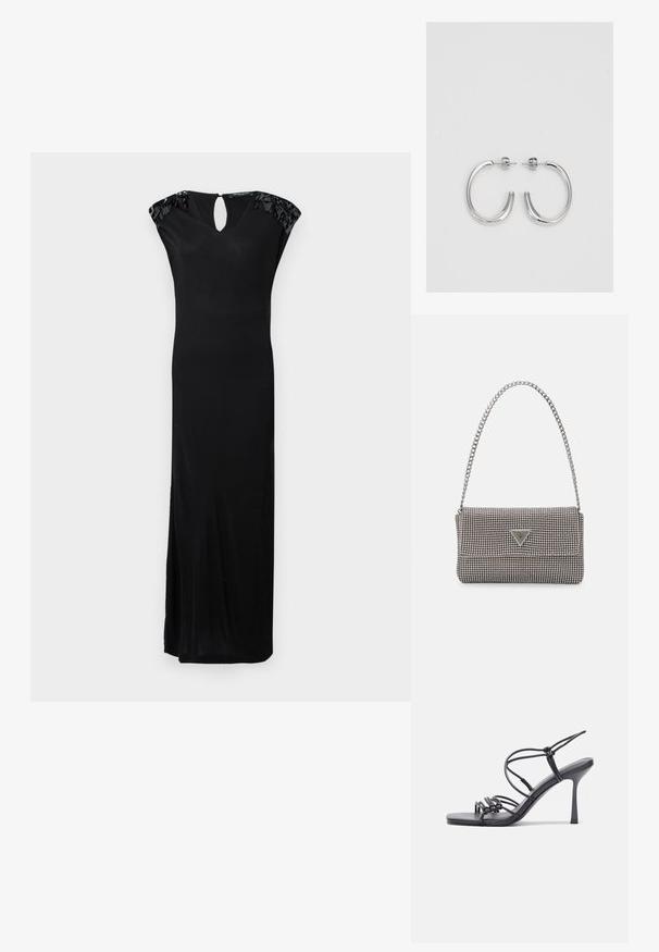 Čierne šaty až po zem s V-výstrihom, rukávmi po lakte a detailom na chrbte v tvare kľúča. Obsahujú ozdobný lem pozdĺž ramien.; Čierne sandále na vysokom podpätku majú tenké remienky s uzlovým dizajnom, hladký štvorcový špičku a elegantný stiletto podpätok.; Svetlošedá metalická kabelka s reťazovým popruhom, ozdobená malými kruhovými kovovými štítkami a trojuholníkovým logom značky.; Strieborné kruhové náušnice s hladkým, lesklým povrchom, majú zakrivený tvar a zapínanie na puzetu. Minimalistický dizajn s moderným vzhľadom.