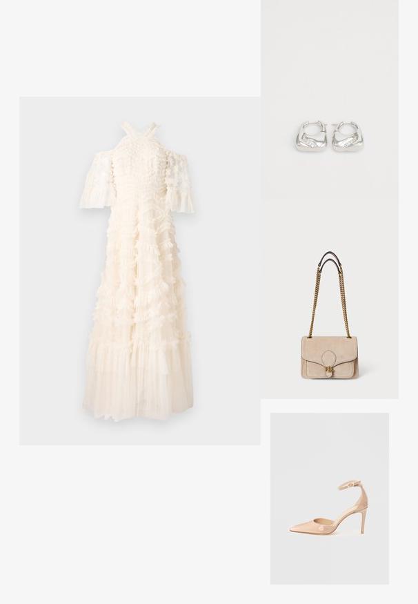Vit klänning med volangtyg, axelbandslösa ärmar och en flödande kjol. Texturerad design med lager av volanger och genomskinliga inslag.; Nackens patentläder skon med spetsig tå, ankelrem och stilettklack, med en slät yta och minimalistisk design.; Beige mockalädersväska med guldkedjeaxlar, strukturerad rektangulär form, sydda detaljer och en guldfärgad logotyp på framsidan.; Silverfärgade hoopörhängen med en slät, rundad design och en vågig accent med små, klara rhinestones längs en kant.