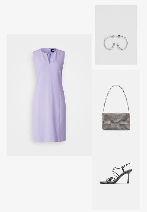 Bez rukava, ljubičasta haljina s prednim patentnim zatvaračem i ravnim krojem. Ima bočne džepove i suptilne detalje šivanja. Glatka tekstura tkanine.; Crne sandale na visokoj potpetici imaju tanke trake s čvorastim dizajnom, glatki kvadratni vrh i elegantnu stiletto petu.; Svijetlosivi metalik ruksač s lancem, ukrašen malim okruglim metalnim zakovicama i trokutastim logotipom marke.; Srebro naušnice u obliku prstena s glatkom, sjajnom završnom obradom. Zaobljenog oblika, laganog dizajna, s kopčom na poleđini.