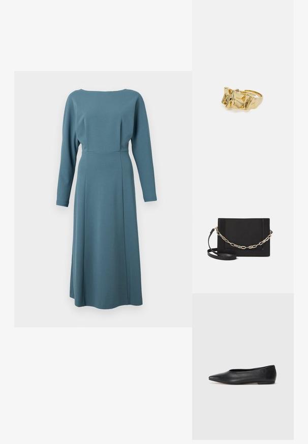 Långärmad klänning i tealtyg, med rund halsringning, figursydd överdel och flödande kjol med en söm fram för struktur.; Svart läderballetflat, spetsig tå, minimalistisk design, slät textur, låg klack, ingen synlig hårdvara eller utsmyckningar.; Svart läder crossbody-väska med en slät yta, rektangulär form och metallickedjedetalj på framsidan. Justerbar rem ingår.; Guldring med texturerad, vågig design som har tre framträdande toppar. Slät, glänsande yta med en öppen band för justerbar passform.