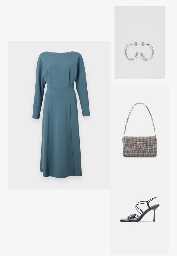 Téli, hosszú ujjú ruha türkiz színű anyagból, kerek nyakkivágással, testhezálló felsőrészsel és lágyan omló szoknyával, amelyen elöl varrás található a struktúra érdekében.; Fekete magas sarkú szandálok vékony pántokkal, csomózott mintával, sima négyzetes orral és karcsú stiletto sarkal rendelkeznek.; Világosszürke fémes kézitáska lánc pánttal, kis kör alakú fém kifinomult díszítéssel és háromszög alakú márkagéppel.; Ezüst karika fülbevalók sima, fényes felülettel. Lekerekített forma, könnyű kialakítással, tűs zárómechanizmussal.