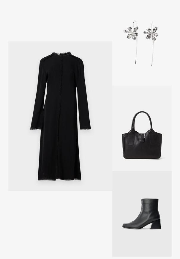 Lang svart kjole laget av myk stoff, med rett snitt, frynsete kanter og lange ermer med vide mansjetter. Ingen lukkinger til stede.; Sorte skinnankelsko med firkantet tå, glidelås på siden og blokkhæl mot en vanlig lys bakgrunn.; Svart skinn toteveske med jevn tekstur, strukturert form, to håndtak og en fremtredende sølvspenne foran.; Sølvblomstformede ørevipper med en teksturfinish, der har lange kroker og kronbladlignende detaljer for et intrikat design.