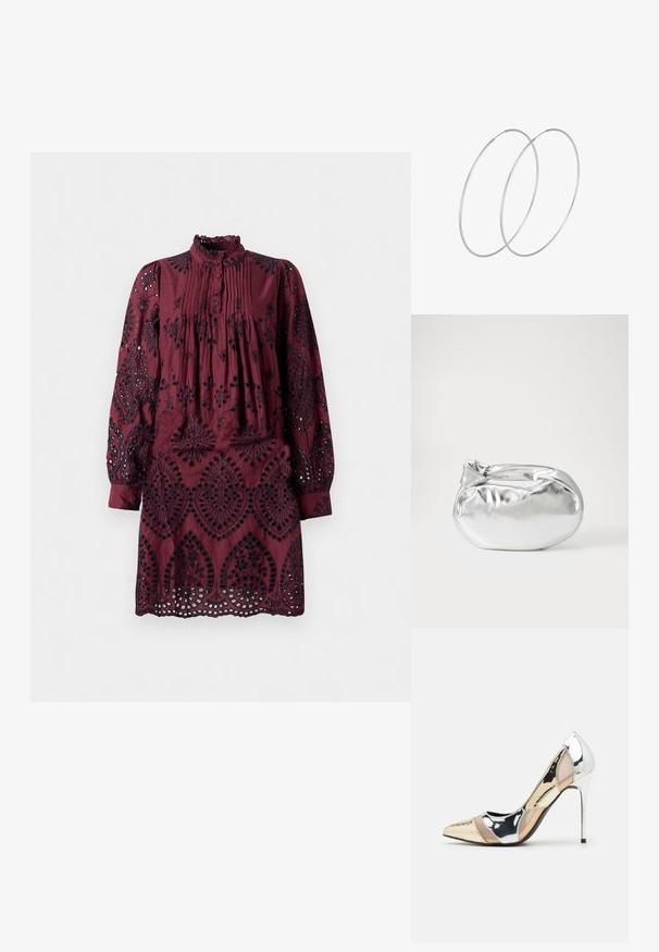 Burgundowa sukienka z długimi rękawami, plisowanym przodem, falbaniastym kołnierzem i skomplikowanymi czarnymi wzorami haftu. Otwory w stylu eyelet wzdłuż dołu.; Czółenka na wysokim obcasie z wąskim noskiem w kolorze srebrnym, złotym i nude. Lśniące wykończenie z wycięciami, z obcasem w stylu stiletto.; Srebrna metaliczna torba worek o miękkim, zaokrąglonym kształcie i zawiązywanym z góry zapięciem. Wykonana z gładkiego materiału imitującego skórę.; Srebrne kolczyki w formie obręczy o minimalistycznym designie. Okrągły kształt, gładka faktura i cienki profil. Lekkie, z polerowanym wykończeniem.