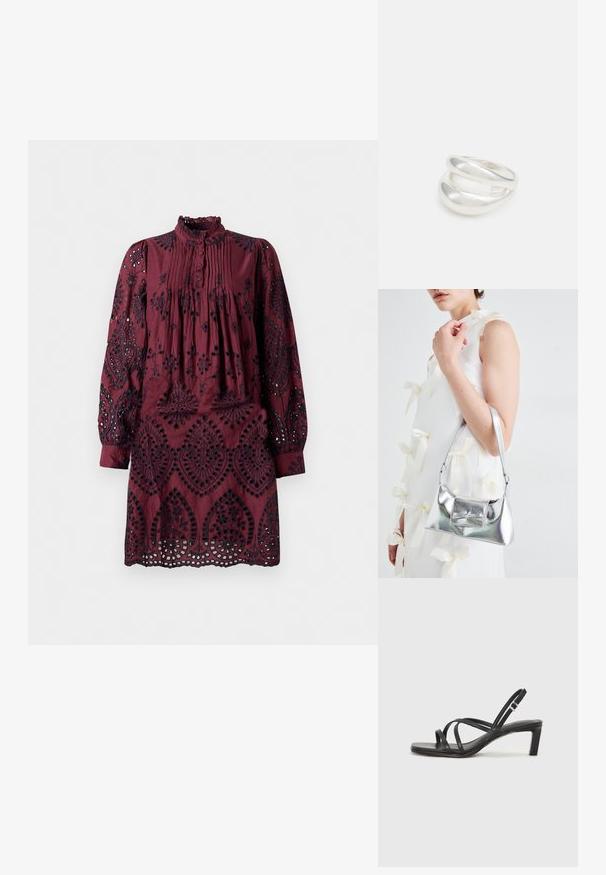 Bordová šaty s dlhými rukávmi, plisovaným predným dielom, volánovým golierom a zložitými čiernymi vyšívanými vzormi. Okenné výrezy pozdĺž spodného okraja.; Čierne sandále na vysokom podpätku so štvorcovou špičkou a nízkym blokovým podpätkom. Obsahujú viacero tenkých popruhov a nastaviteľný členkový popruh. Vyrobené z hladkej kože.; Strieborná metalická kabelka so štruktúrovaným tvarom, ktorá má hornú rukoväť a mašľu na prednej strane. Hladká textúra, reflexný povrch.; Strieborný prsteň s dvojitým pásikom s hladkým, lesklým povrchom. Má plynulý, zakrivený dizajn s prekryvajúcimi sa časťami pre moderný vzhľad.