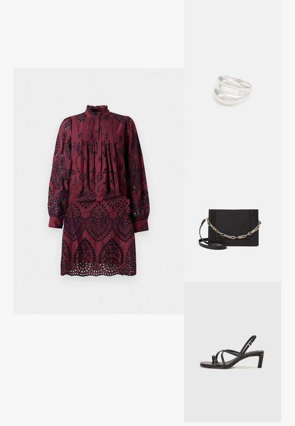 Bordová šaty s dlhými rukávmi, plisovaným predným dielom, volánovým golierom a zložitými čiernymi vyšívanými vzormi. Okenné výrezy pozdĺž spodného okraja.; Čierne sandále na vysokom podpätku so štvorcovou špičkou a nízkym blokovým podpätkom. Obsahujú viacero tenkých popruhov a nastaviteľný členkový popruh. Vyrobené z hladkej kože.; Čierna kožená crossbody taška s hladkou textúrou, obdĺžnikovým tvarom a kovovým reťazovým detailom na prednej strane. Súčasťou je nastaviteľný popruh.; Strieborný prsteň s dvojitým pásikom s hladkým, lesklým povrchom. Má plynulý, zakrivený dizajn s prekryvajúcimi sa časťami pre moderný vzhľad.