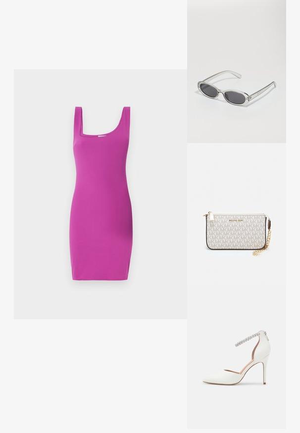 Obepnuté bezramínkové šaty v jasně růžové barvě se čtvercovým výstřihem a hladkou texturou. Dizajn má siluetu bodycon a minimální detaily.; Bílé vysoké podpatky se špičatou špičkou, kožený materiál, nastavitelné kotníkové pásky zdobené kamínky a úzký stiletto podpatek.; Sluneční brýle s oválným tvarem, průhledným plastovým rámem, tmavě šedými skly a tenkými průhlednými stranami s akcenty loga a minimálními detaily.; Kabelka na zápěstí Michael Kors v béžové potažené plátno s opakujícím se vzorem loga MK, zlatými kovovými doplňky a odnímatelným řetízkovým popruhem.