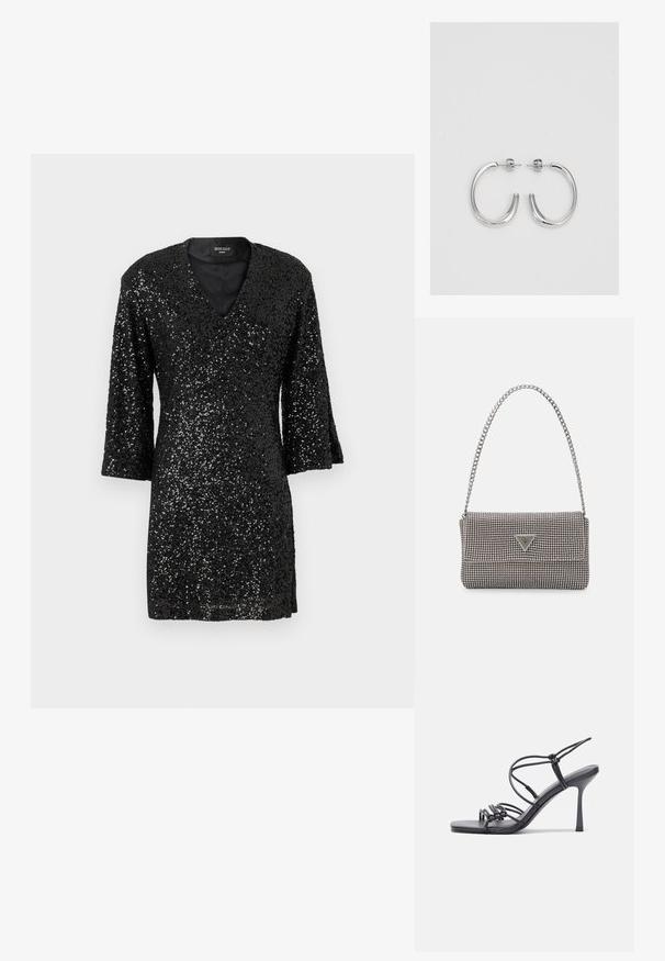 Svart paljettklänning med V-ringning, trekvartslånga ärmar och figurnära silhuett. Glansig textur med paljetter över hela.; Svarta högklackade sandaler har tunna remmar med en knuten design, en slät fyrkantig tå och en smal stilettklack.; Ljusgrå metallisk handväska med kedjestropp, prydd med små cirkulära metallnitar och en triangulär logotyp.; Silverfärgade hängande örhängen med en slät, blänkande yta. Rundad form, lätt design, med ett stift- och bakstängning.