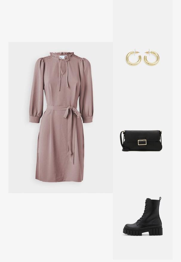 Mauve haljina s volanima oko ovratnika, vezanom vratnom trakicom i rukavima do tri četvrtine sa puhastim izgledom. Uključuje pojas od istog materijala i teksturirani materijal.; Crne kožne gležnjače s debelim, rebrastim potplatom, vezanjem sprijeda i uzicom za povlačenje na glatkoj bijeloj podlozi.; Crna kožna clutch torbica s preklopom i zlatnim metalnim detaljem kopče. Uključuje crnu trakicu i elegantan, minimalistički dizajn.; Zlatne kružne naušnice s glatkom, sjajnom završnom obradom. Kružni dizajn s malom potporom i prozirnom podlogom za sigurno nošenje.