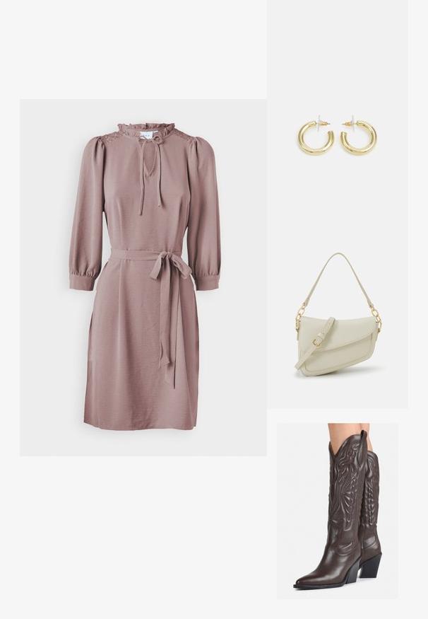 Egy mályva színű ruha fodros gallérral, nyakba köthető részlettel és háromnegyedes puffos ujjakkal. Tartalmaz egy hozzáillő szövet övet és texturált anyagot.; Barna bőr cowboy csizmák hegyes orral és blokk sarkal, részletes varrással és kiemelkedő díszítésekkel a szárán.; Kis krémszínű táska texturált felülettel, hosszú, állítható pánttal, láncos díszítéssel és fedéllel záródik. Aranyszínű fém részletek.; Arany fülbevalók sima, fényes felülettel. Kör alakú dizájn, amely kis kapoccsal és átlátszó tartozékkal rendelkezik a biztonságos viselés érdekében.