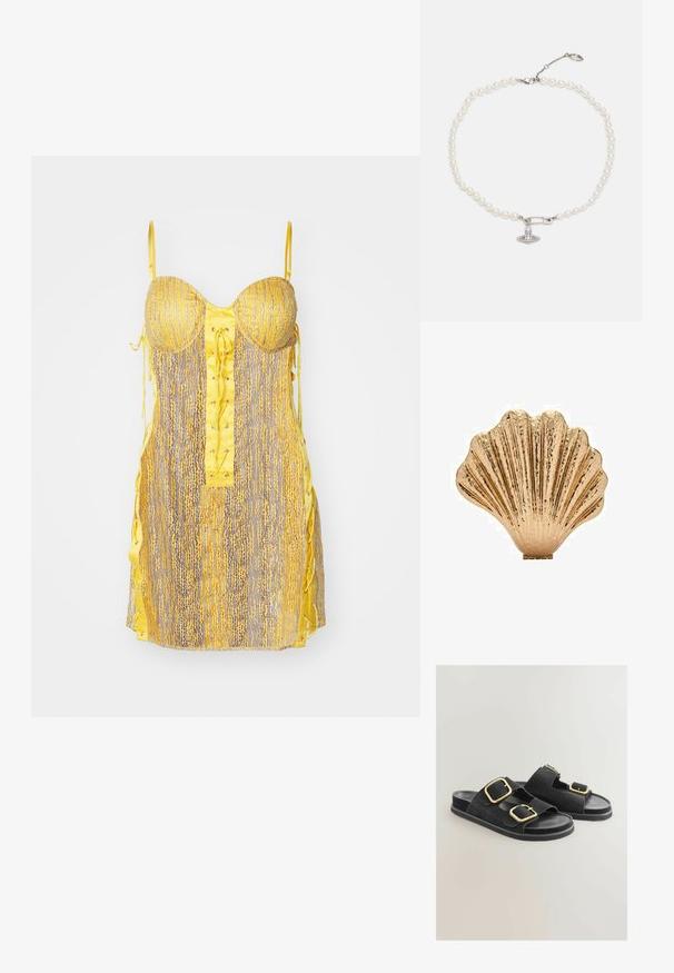 Rumena in siva obleka z oprijetim korzetom, vezanjem spredaj in stranskimi vrvicami. Ima teksturiran vzorec in tanke, nastavljive naramnice.; Črne semišne sandale z dvema širokima trakoma in zlatimi zaponkami, ravnim podplatom in odprtim nosom. Gladka tekstura z kontrastnimi kovinskimi poudarki.; Zlato obarvana dekorativna umetnost v obliki školjke z teksturirano površino in rebrastim dizajnom, ki ima raven podstavek za stabilnost.; Biserka iz biserov z gladkimi belimi kroglicami, ki vsebuje srebrno varnostno zaponko okrašeno s prozornimi kamenčki. Zapiranje na jeklena spona.