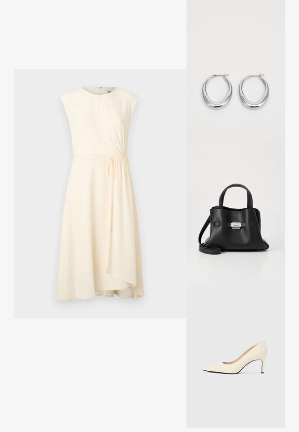 Kremfarget kjole med tettsittende overdel, kortermede ermer, og samlet detalj på siden. Slett tekstur, knelange nederkant, og glidelås på baksiden.; Hvit lær høyhælte pumps med spiss tå, glatt tekstur og svart såle. Klassisk design med moderat helhøyde.; Svart skinnveske med teksturert overflate, som har to håndtak på toppen, en avtagbar skulderrem og detaljer med sølvspenne.; Et par polerte sølv halvmåne hoop øredobber med hengselspenner på hvit bakgrunn.