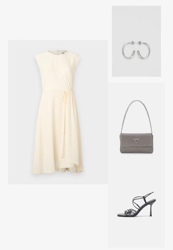 Rochie de culoare crem, cu corset ajustat, mâneci tip cap și detalii laterale plisate. Textură netedă, hem lungime până la genunchi și închidere cu fermoar la spate.; Sandale negre cu toc înalt au curele subțiri cu un design legat, un vârf pătrat neted și un toc stiletto elegant.; Geantă metalică gri deschis, cu un strap din lanț, decorată cu mici ținte circulare metalice și un logo de marcă triangular.; Cercei rotunzi din argint cu un finisaj neted și strălucitor. Design ușor, având o formă rotundă și închidere cu tijă.