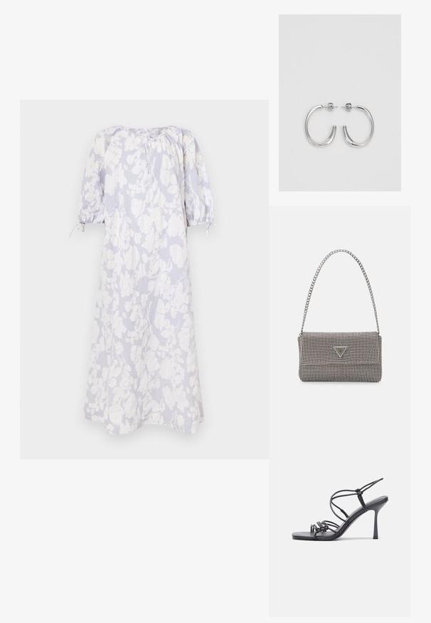 Svijetloplava cvjetna haljina od mekanog materijala, s napuhanim rukavima, nabranim izrezom i naglascima vezanjem.; Crne sandale na visokoj potpetici imaju tanke trake s čvorastim dizajnom, glatki kvadratni vrh i elegantnu stiletto petu.; Svijetlosivi metalik ruksač s lancem, ukrašen malim okruglim metalnim zakovicama i trokutastim logotipom marke.; Srebrne naušnice u obliku obruča sa glatkom, sjajnom površinom, zakrivljenog oblika i zatvaranjem na čep. Minimalistički dizajn s modernim završetkom.