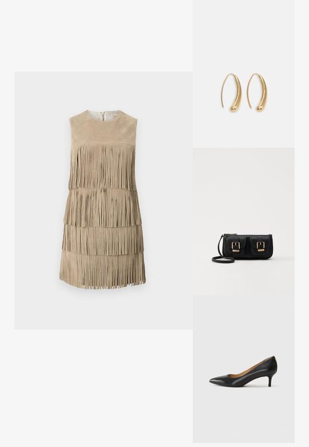 Béžové semišové šaty s vrstveným třásňovým detailem. Kulatý výstřih se zipovým uzávěrem na zadní straně. Hladká textura, délka nad kolena.; Černé kožené lodičky s špičatou špičkou, nízkým podpatkem a hladkým povrchem. Mají mírné otevření vpředu a minimální kovové prvky na zadní straně.; Černá kožená crossbody taška se dvěma předními kapsami, zlatými přezkami, zipovým uzávěrem a štíhlým popruhem. Texturovaný povrch a kompaktní obdélníkový tvar.; Náušnice ve tvaru kruhu z pozlaceného kovu s vroubkovaným, prodlouženým tvarem. Mají hladký, lesklý povrch a zaoblený konec pro zvýraznění detailu.