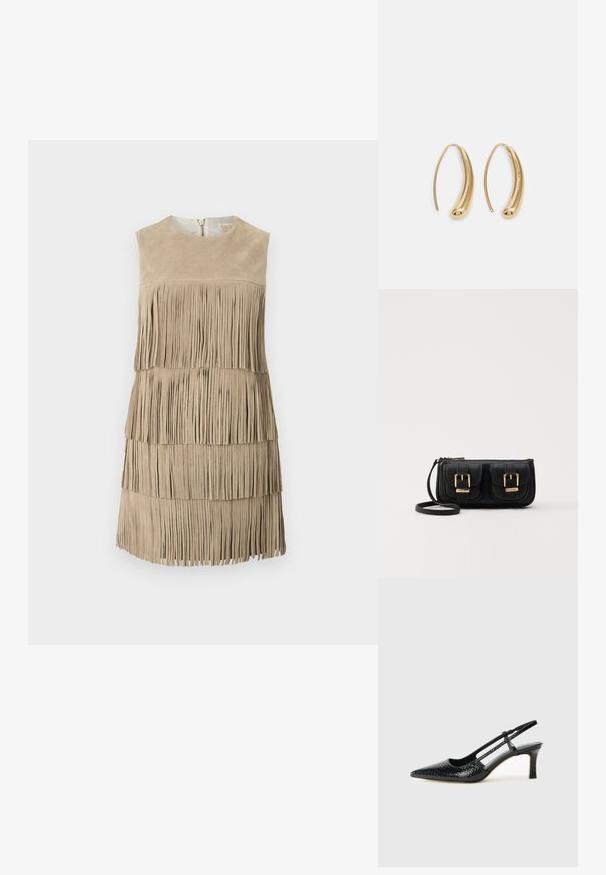 Vestido de camurça bege com detalhe de franjas em camadas. Decote redondo com fecho de zip nas costas. Textura suave, comprimento acima do joelho.; Salto slingback em patente preta com bico apontado, apresentando um padrão de pele de cobra texturizado, tira ajustável e um salto bloco curto e texturizado.; Bolsa de ombro em couro preto com dois bolsos frontais, fivelas douradas, fecho de zíper e uma alça fina. Superfície texturizada e forma retangular compacta.; Brincos em metal dourado com forma de arco alongado e curvado. Apresentam uma superfície lisa e brilhante, com uma ponta arredondada para um detalhe adicional.