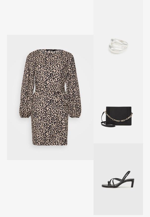 Šaty s leopardím vzorom, dlhými vyp puffovými rukávmi, s pevným pásom a detailom na viazanie. Vyrobené z mäkkého materiálu v béžovo-čiernej farebnej schéme.; Čierne sandále na vysokom podpätku so štvorcovou špičkou a nízkym blokovým podpätkom. Obsahujú viacero tenkých popruhov a nastaviteľný členkový popruh. Vyrobené z hladkej kože.; Čierna kožená crossbody taška s hladkou textúrou, obdĺžnikovým tvarom a kovovým reťazovým detailom na prednej strane. Súčasťou je nastaviteľný popruh.; Strieborný prsteň s dvojitým pásikom s hladkým, lesklým povrchom. Má plynulý, zakrivený dizajn s prekryvajúcimi sa časťami pre moderný vzhľad.