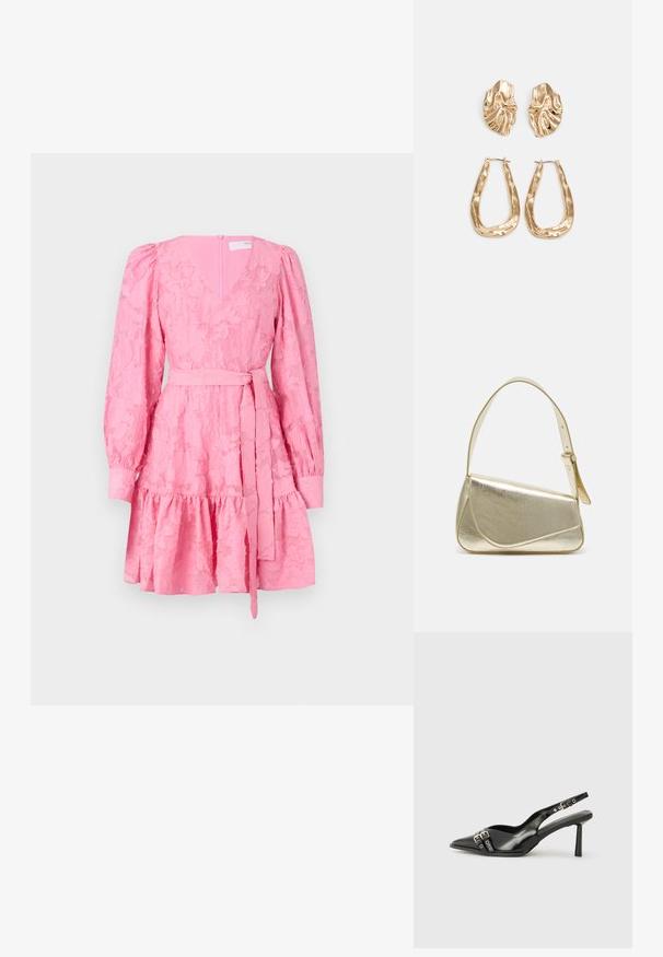 Ružové šaty s výstrihom do V, dlhými balónovými rukávmi, textúrovaným kvetinovým vzorom, pásovým viazaním a rozšírenou sukňou s volánovým lemom.; Čierne lakované kožené slingback topánky s špicatou špičkou, remienkami okolo členku s striebornými prackami a hardvérom, a štíhlým podpätkom.; Zlatá metalická kabelka so štruktúrovaným dizajnom, hladkou textúrou a nastaviteľným popruhom. Obsahuje jedinečný trojuholníkový tvar a minimalistické šitie.; Náušnice v zlatej farbe s textúrovanými, vlnitými tvarmi. Obsahujú sochárske klipsové náušnice a otvorený tvar krúžku s kladivkovým povrchom.