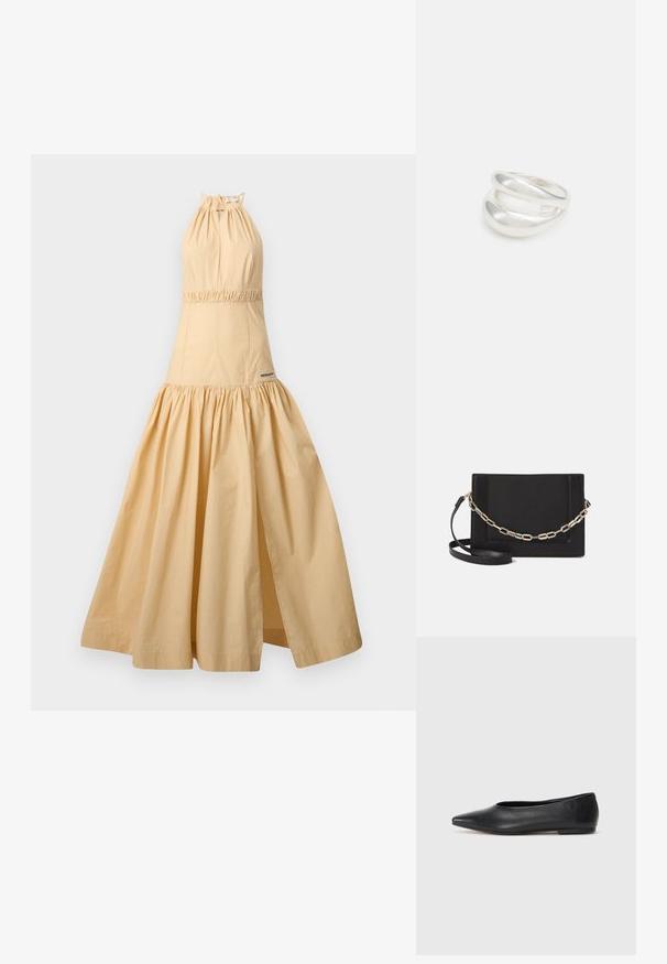 Halterneck kjole i lysebeige bomuld, med samlet talje, svajende nederdel og slidser i siden. Mærket synligt nær sømmen.; Sort læder balletflade, spidse tæer, minimalistsk design, glat tekstur, lav hæl, ingen synlig hardware eller udsmykninger.; Sort læder crossbody taske med en glat tekstur, rektangulær form og en metallisk kæde detalje foran. Justerbar skulderrem inkluderet.; Sølvring med dobbeltbånd og en glat, poleret overflade. Den har et flydende, buet design med overlappende sektioner for et moderne udtryk.