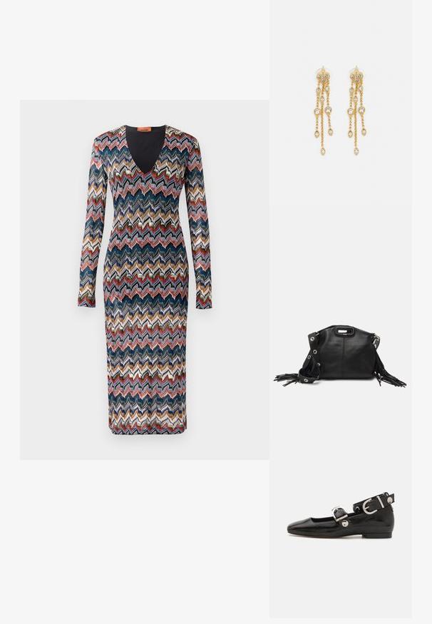 Dlhý rukáv šaty s cikcak vzorom v modrej, červenej, krémovej a zlatej farbe. V-dekolt; pletená látka s priliehavým strihom.; Čierne lakované baleríny so štvorcovou špičkou, remienkom okolo členka so striebornými prvkami a plochou podrážkou. Hladký povrch s minimalistickým dizajnom.; Maje MISS MINI - Taška cez plece - noir; Zlaté náušnice s mnohými kaskádovými reťazcami, ozdobené jasnými oválnymi kryštálmi a dekoratívnymi puzdrami.