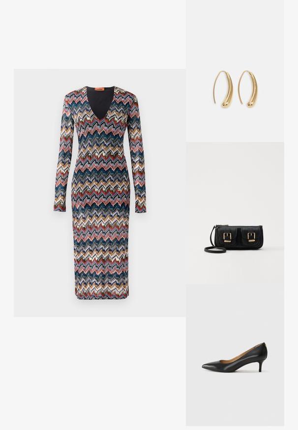 Rochie cu mânecă lungă, decorată cu un model în zigzag în nuanțe de albastru, roșu, crem și auriu. Design cu decolteu în V; material tricotat cu o siluetă ajustată.; Pantofii din piele neagră au vârful ascuțit, toc mic și o textură netedă. Au o deschidere ușoară în față și un hardware minim în spate.; Geantă neagră din piele, tip crossbody, cu două buzunare frontale, catarame aurii, închidere cu fermoar și o curea subțire. Suprafață texturată și formă rectangulară compactă.; Cercei din metal auriu, cu un design curbat și alungit. Au o suprafață netedă și strălucitoare, cu un vârf rotunjit pentru un detaliu suplimentar.