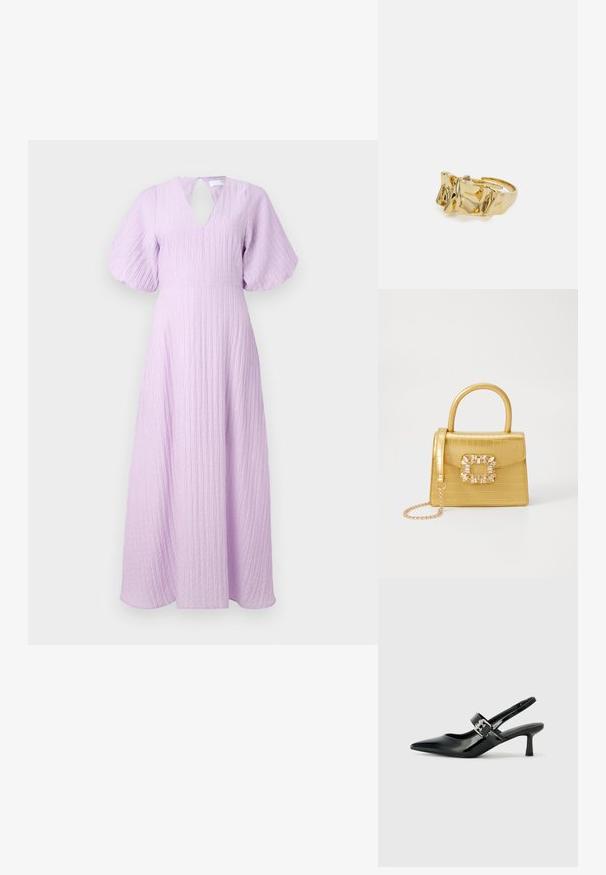 Lavendelfärgad maxiklänning med en texturerad, plisserad design. Har en nyckelhålsringning och utsvängda korta ärmar. Mjukt, flödande tyg.; Svarta patentläder slingback-klackar med spetsig tå och en liten blockklack, med en silvrig spänneaccent på remmen.; Gul faux-krokodilhandväska med en strukturerad design, topphandtag, avtagbar kedjesladd och dekorativa kristalldekorationer på klämman.; Guldring med texturerad, vågig design som har tre framträdande toppar. Slät, glänsande yta med en öppen band för justerbar passform.