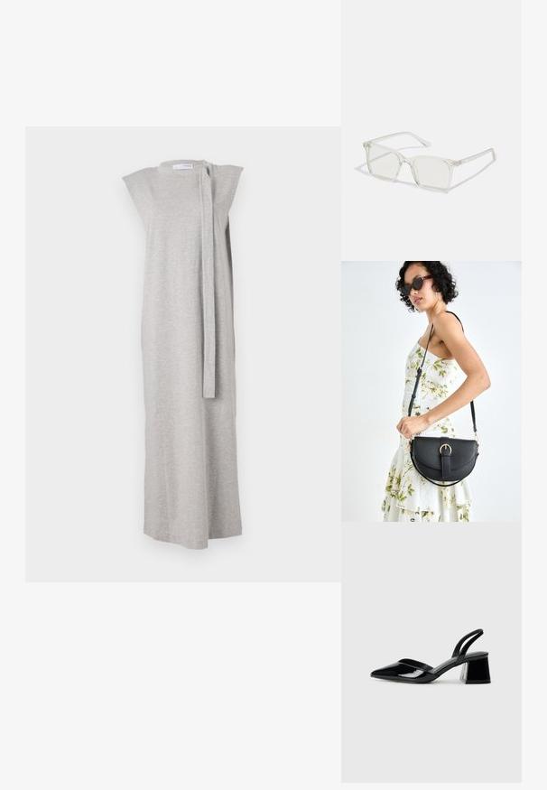 Grå ermeløs kjole i myk stoff, med en rett silhuett, båthals og en sidesløyfe for lukking.; Svarte patentlær slingback hæler med spiss tå og geometrisk blokk hæl. Har et stilrent, minimalistisk design og jevn tekstur.; Klare plastiske briller med kvadratisk innfatning og gjennomsiktige linser, med gullfiner på brillestengene for ekstra detalj.; Svart lærveske med en buet form, avtagbar stropp og gullbeslag. Vesken har et klaff med spenne-detall.