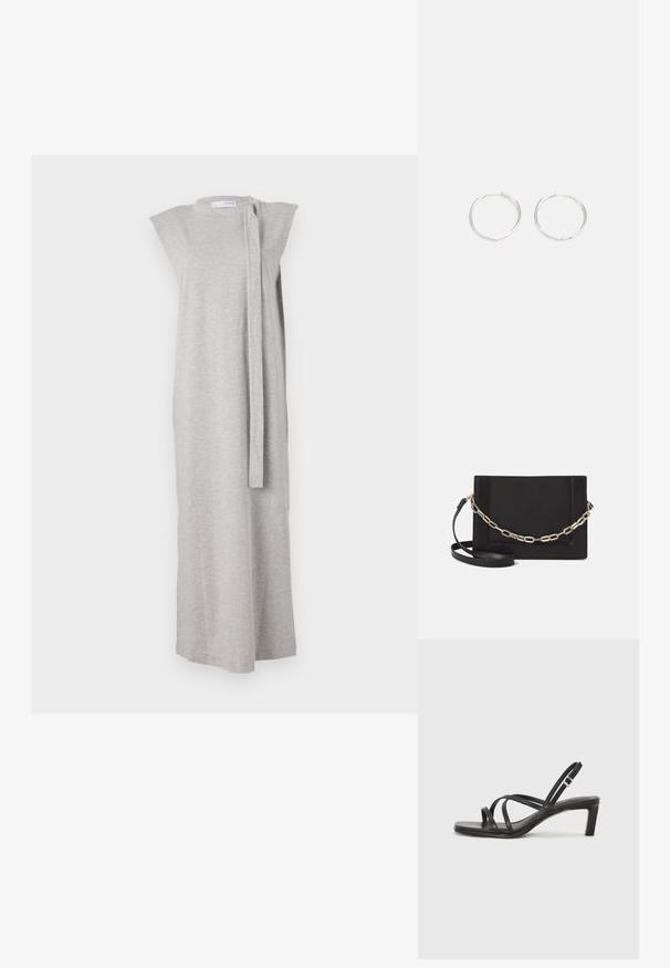 Pilkos be rankovių suknelės, pagamintos iš minkštos medžiagos, tiesaus silueto, su laivagalio iškirpte ir šone esančiu surišimu užsegimui.; Juodi šlepetės su kvadratiniu pirštu ir žemu bloku kulnu. Yra keli ploni dirželiai ir reguliuojamas kulkšnies diržas. Pagaminti iš lygios odos.; Juodas odinis per petį nešiojamas krepšys turi lygų paviršių, stačiakampio formą ir metalinę grandinėlę priekyje. Pridedama reguliuojama dirželis.; Sidabrinės auskarai žiedai su sėslia, apvalia forma, pasižymintys lygia paviršiumi ir be matomų puošmenų. Svoris nenurodytas.