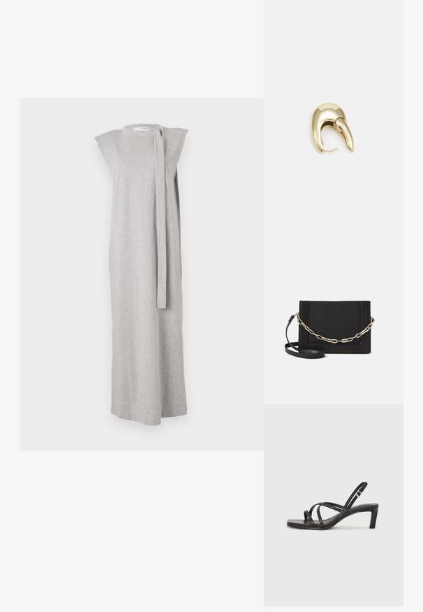 Rochie gri fără mâneci dintr-un material moale, cu o siluetă dreaptă, guler tip bărci și o detaliu cu legătură pe lateral pentru închidere.; Sandal cu barete negre, cu vârf pătrat și toc mic de bloc. Prezintă mai multe barete subțiri și o bareta ajustabilă la gleznă. Fabricat din piele netedă.; Geantă de umăr din piele neagră, cu o textură netedă, formă rectangulară și un detaliu din lanț metalic în față. Include curea reglabilă.; Cercei din metal de culoare aurie cu un design elegant și curbat. Prezintă o formă distinctivă, ascuțită, o suprafață lustruită și un sistem de închidere cu balama.