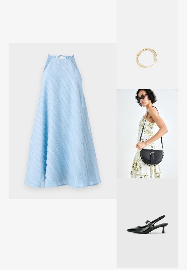 Vaaleansininen hihaton mekko, jossa on kietaisukaula-aukko. Mekossa on vinovälinen tekstuuri ja sen muotoilu on virtaava A-linja.; Musta patenttinaahkakengät, joissa on osoittava kärki ja pieni lohko korko, varustettuna hopeisella soljella hihnassa.; Musta nahkainen käsilaukku, joka on kaareva muotoilultaan, irrotettavalla hihnalla ja kultaisilla yksityiskohdilla. Laukussa on läppä, jossa on solk yksityiskohta.; Kultaketju, jossa on orgaaninen, kierretty muotoilu, sileä pinta ja cappatut päät, luoden modernin, veistoksellisen ilmeen.