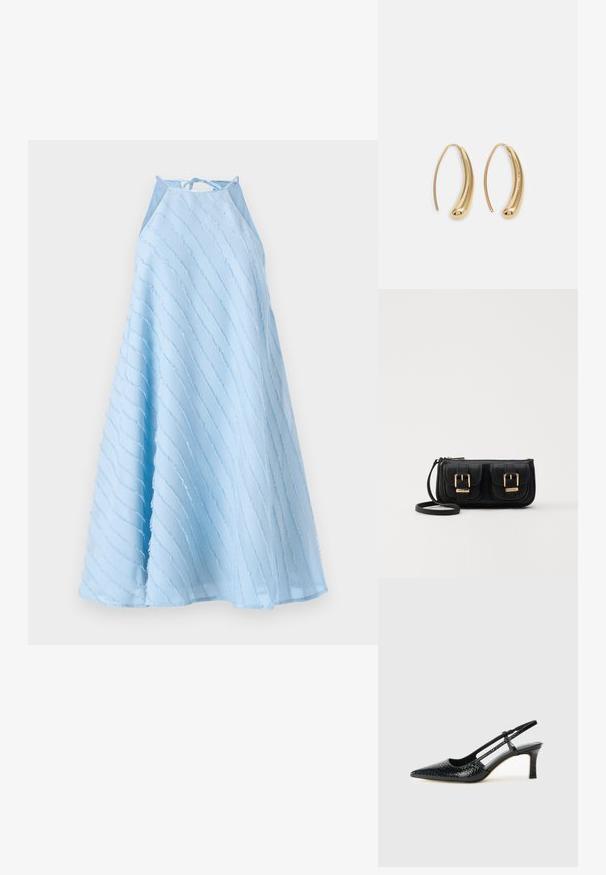 Robe sans manches bleu clair avec un design à encolure halter. Présente des rayures texturées diagonales et une silhouette évasée fluide.; Escarpin slingback en vernis noir avec un bout pointu, présentant un imprimé serpent texturé, une sangle réglable et un petit talon bloc texturé.; Sac en cuir noir porté en travers avec deux poches avant, boucles dorées, fermeture zippée et une sangle fine. Surface texturée et forme rectangulaire compacte.; Boucles d'oreilles en métal doré en forme d'anneau, avec une forme courbée et allongée. Elles présentent une surface lisse et brillante avec une pointe arrondie pour un détail supplémentaire.